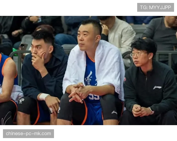 失利夜的坚守，辽篮老将李晓旭终场后独自加练三分，韩德君场边递水鼓励